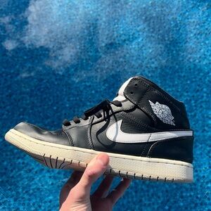 Jordan 1s Mids Black and White Used | Mens Size 10